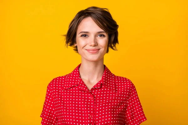 Foto de joven bonita encantadora feliz sonrisa alegre chica en camisa de puntos rojos aislados en el fondo de color amarillo —  Fotos de Stock
