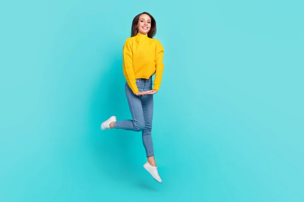 Volledige lengte lichaamsgrootte uitzicht van aantrekkelijke vrolijke meisje springen plezier goed humeur geïsoleerd over heldere teal turquoise kleur achtergrond — Stockfoto