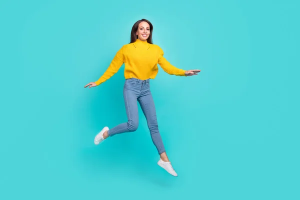 Ganzkörpergröße Ansicht von attraktiven fröhlichen Mädchen springen gehen Spaß isoliert über helle Krickente türkisfarbenen Hintergrund — Stockfoto