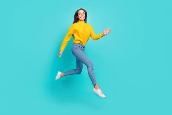 Longitud completa vista del tamaño del cuerpo de atractiva chica delgada alegre saltando corriendo aislado sobre fondo de color turquesa verde azulado vivo — Foto de Stock