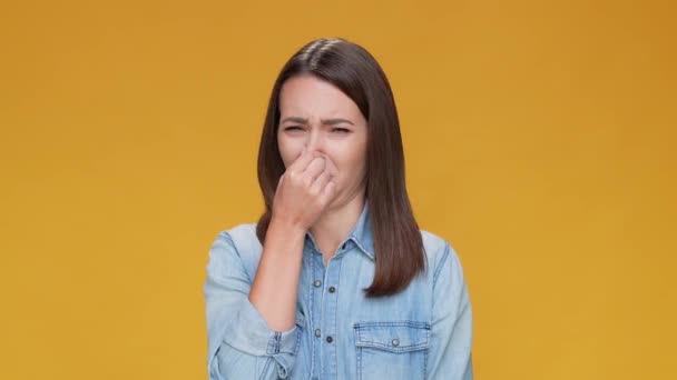Η κυρία άσχημη μυρωδιά καλύπτει τη μύτη άδειο καφέ φόντο μουστάρδα απομονωμένο — Αρχείο Βίντεο