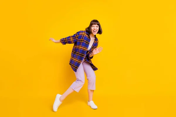 Ganzkörpergröße Ansicht von attraktiven fröhlichen ekstatischen Mädchen tanzen Spaß haben Narren isoliert über helle gelbe Farbe Hintergrund — Stockfoto