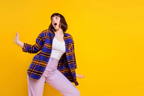 Retrato de atraente menina alegre surpreso ter divertido espaço de cópia isolado sobre fundo de cor amarelo brilhante — Fotografia de Stock