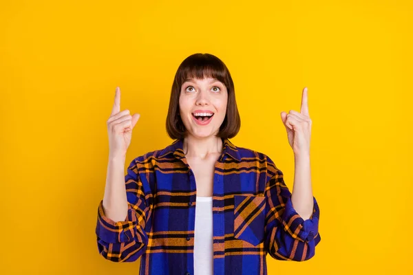 Portrait d'attrayant joyeux gai fille pointant vers le haut copie vide espace publicitaire isolé sur fond de couleur jaune vif — Photo