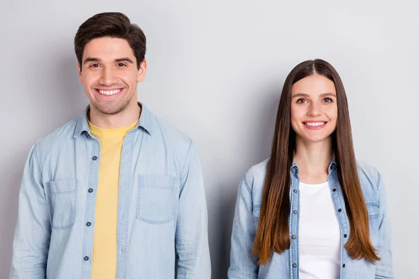 Foto von ziemlich aufgeregt Schwester Bruder tragen Jeans-Shirts lächeln isoliert graue Farbe Hintergrund — Stockfoto