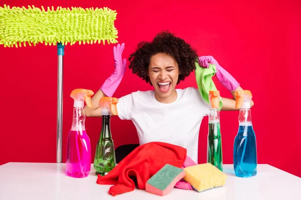 Foto portret vrouw boos schreeuwen gek in de buurt schoonmaak apparatuur geïsoleerde levendige rode kleur achtergrond — Stockfoto