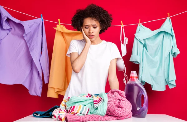 Fényképezés portré nő csodálkozik kell mosni ruhák elszigetelt élénk piros szín háttér — Stock Fotó