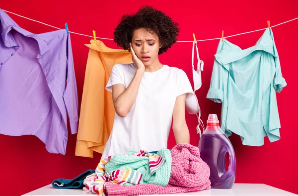 Photo portrait woman amazed need to wash clothes isolated vivid red color background — Stock Photo, Image