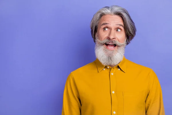 Foto von aufgeregten reifen Mann Wunder suchen leeren Raum denken Idee isoliert über violette Farbe Hintergrund — Stockfoto