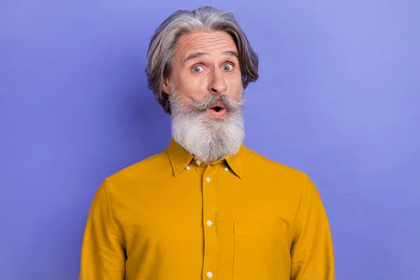 Foto van opgewonden volwassen man goede informatie korting gezicht reactie geïsoleerd over violette kleur achtergrond — Stockfoto