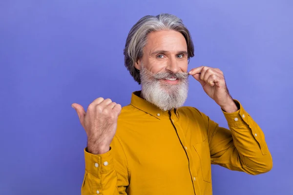 Profile side photo of aged man indicate thumb empty space ads decision select promoter isolated over violet color background — Stock Photo, Image