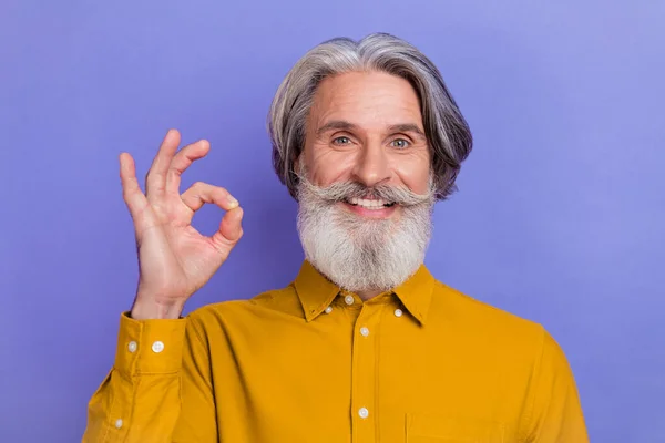 Foto des älteren Mannes zeigen okey Symbol werben billigen gute Entscheidung isoliert über lila Farbe Hintergrund — Stockfoto