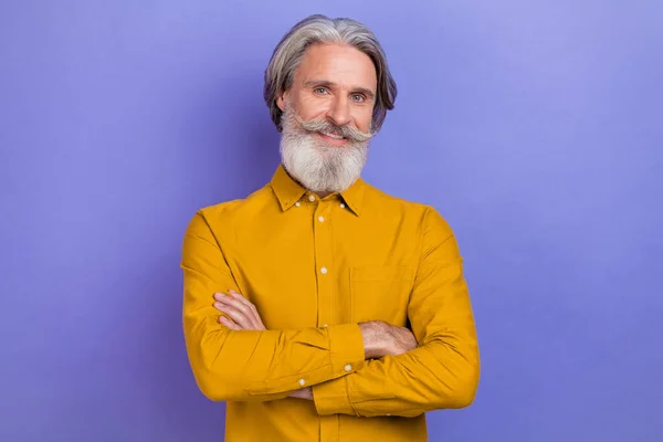 Photo of mature cheerful man crossed hands smart representative leader isolated over purple color background — Stock Photo, Image