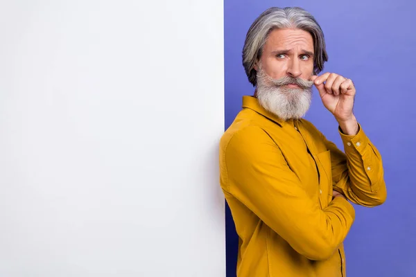 Retrato de atractivo dudoso hombre de pelo gris pensando espacio de copia lugar promo aislado sobre violeta brillante color púrpura fondo — Foto de Stock