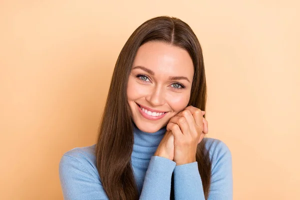 Foto de brazos de señora franca alegre palmas de las manos toques plegados sonrisa dentada mejilla aislada sobre fondo de color beige — Foto de Stock