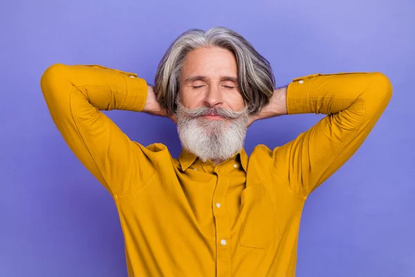 Retrato de atractivo soñador hombre de pelo gris que descansa siesta sueño aislado sobre violeta brillante color púrpura fondo — Foto de Stock