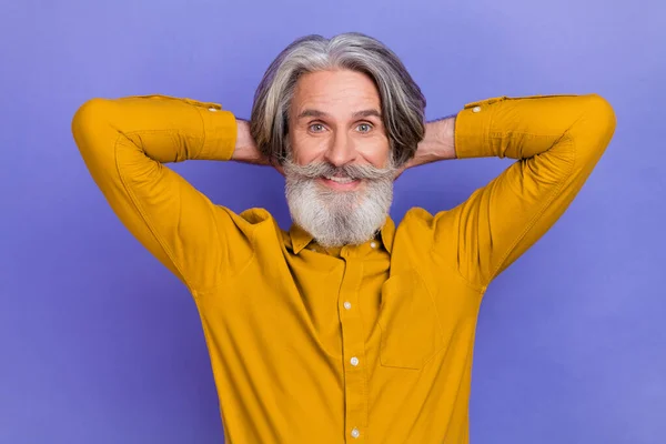 Retrato de atractivo hombre de pelo gris alegre descansando buen humor aislado sobre vibrante violeta color púrpura fondo — Foto de Stock