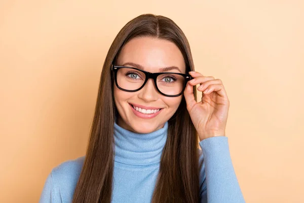 Foto de la elegante morena milenaria dama usar gafas suéter azul aislado sobre fondo de color beige —  Fotos de Stock