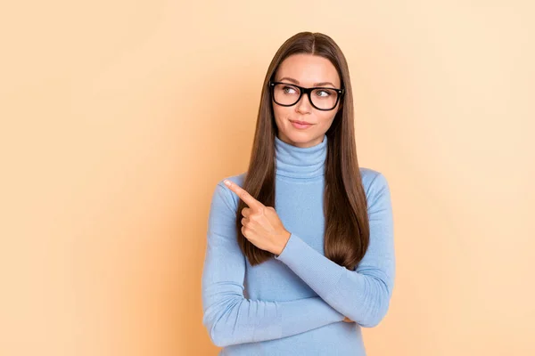 Фото генеральной брюнетки Millennial леди смотреть промо носить очки синий водолазка изолированы на бежевом фоне — стоковое фото
