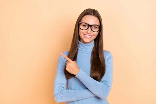 Foto do chefe morena milenar senhora indicam óculos de desgaste promocional gola alta azul isolado no fundo cor bege — Fotografia de Stock