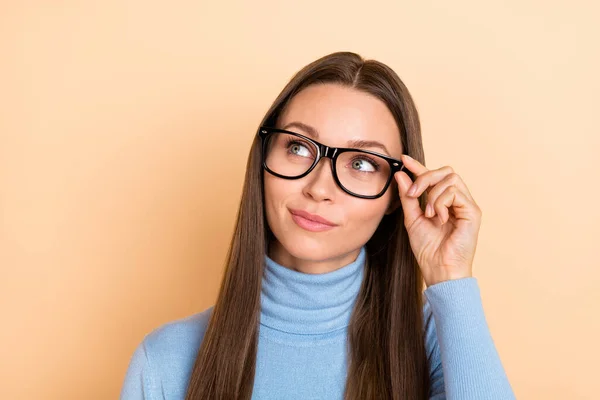 Foto do chefe morena jovem senhora olhar promo desgaste eyewear azul gola alta isolado no fundo cor bege — Fotografia de Stock