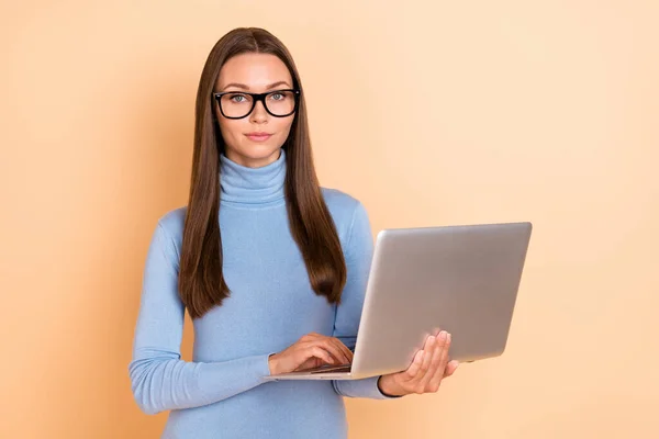 Foto de agente morena joven dama escribir portátil usar gafas jersey azul aislado sobre fondo de color beige —  Fotos de Stock