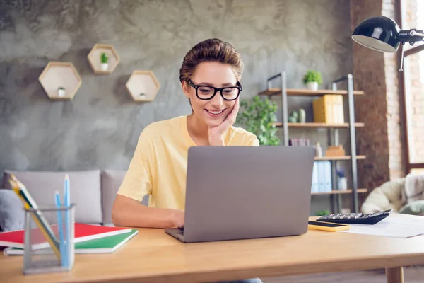 Muotokuva houkutteleva iloinen keskittynyt tyttö käyttää kannettavaa tietokonetta opiskelu web kurssin kotona parvi teollisuuden sisustus sisätiloissa — kuvapankkivalokuva