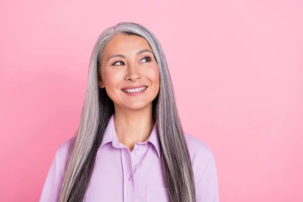 Retrato de atraente alegre curioso mulher de cabelos grisalhos pensando espaço cópia isolado sobre cor pastel rosa fundo — Fotografia de Stock
