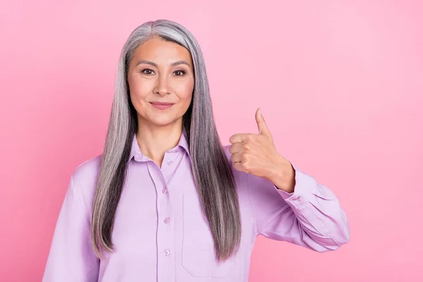 Portrait of attractive cheery gray-haired woman showing thumbup ad nice isolated over pink pastel color background — Foto Stock