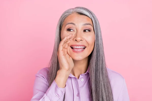 Retrato de atractiva mujer de pelo gris alegre diciendo buenas noticias anuncio aislado sobre fondo de color pastel rosa —  Fotos de Stock