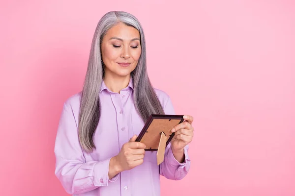 Retrato de mujer atractiva alegre de pelo gris soñadora mirando foto aislada sobre fondo de color pastel rosa — Foto de Stock