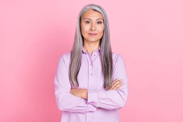 Ritratto di attraente allegra donna dai capelli grigi braccia incrociate isolato su sfondo di colore rosa pastello — Foto Stock