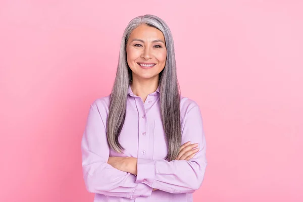Ritratto di attraente allegra felice donna dai capelli grigi indossare ufficio camicia piegato braccia isolato su rosa pastello colore sfondo — Foto Stock