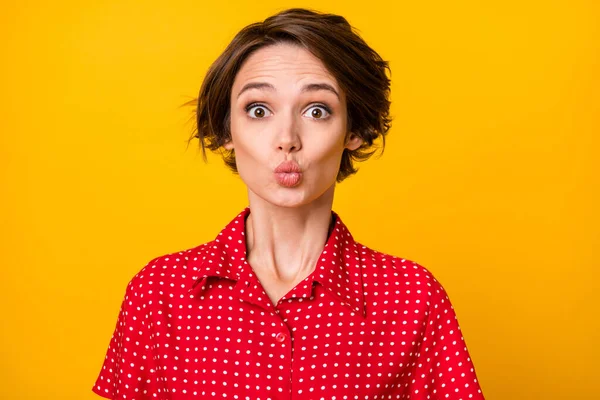 Foto de otimista agradável morena senhora golpe beijo desgaste camisa vermelha isolada no fundo de cor amarelo vívido — Fotografia de Stock