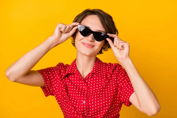 Foto de adorable persona satisfecha sonrisa manos tocando gafas de sol aisladas sobre fondo de color amarillo —  Fotos de Stock