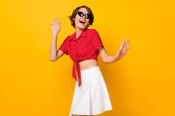 Retrato de señora bonita positiva sonrisa de boca abierta disfrutar del tiempo libre disco tienen buen humor aislado en el fondo de color amarillo — Foto de Stock