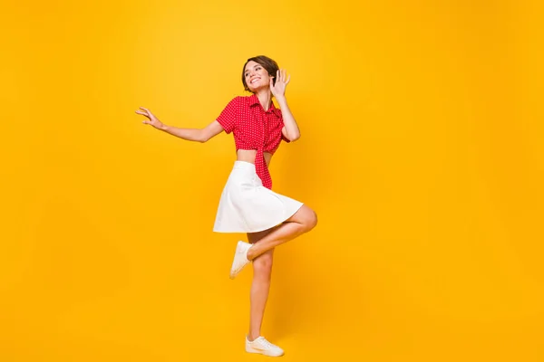 Retrato de cuerpo completo de adorable persona despreocupada mirada espacio vacío levantar la sonrisa dentada de la rodilla aislado sobre fondo de color amarillo — Foto de Stock