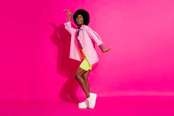 Fénykép édes funky sötét bőr nő öltözött termés top mosolygós tánc elszigetelt rózsaszín szín háttér — Stock Fotó