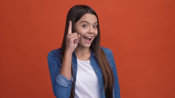 Schulkind Finger Kopf fragen auswendig lernen Lösung isoliert scharlachrote Farbe Hintergrund — Stockvideo