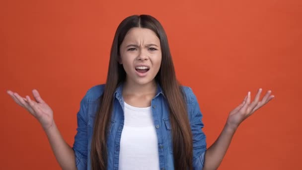 Gereizte Schulkind ignorieren gefälschte Neuheit isoliert scharlachrote Farbe Hintergrund — Stockvideo