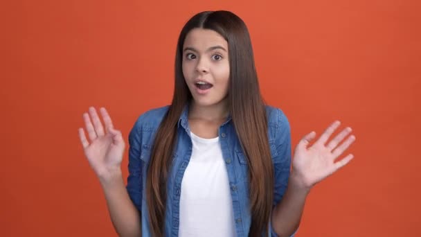 Det är inte min unge flicka säger att hon inte gör problem isolerad scharlakansrött färg bakgrund — Stockvideo
