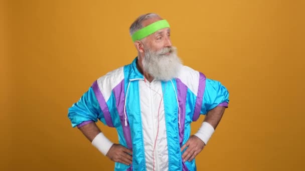Çılgın yaşlı spor çalıştırıcı noktası boş alan izole edilmiş parlak renk arkaplanı — Stok video
