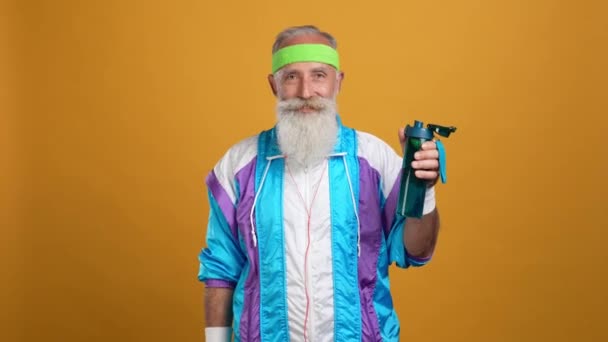 Pensionista mantenga botella punto espacio vacío elegir aislado brillo color fondo — Vídeo de stock