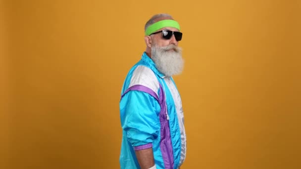 Bajnok idős férfi kereszt karok kész versenyezni elszigetelt fény szín háttér — Stock videók