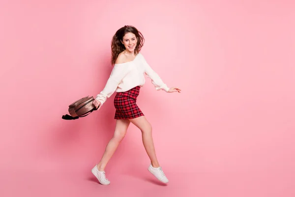 Pełna długość profil boczne zdjęcie młodej dziewczyny szczęśliwy pozytywny uśmiech iść spacer trzymać worek izolowane na różowym tle kolor — Zdjęcie stockowe