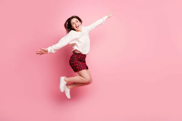 Perfil de cuerpo completo lado de la foto de la joven excitada sonrisa feliz positivo saltar las manos alas vuelan aislados sobre fondo de color rosa — Foto de Stock