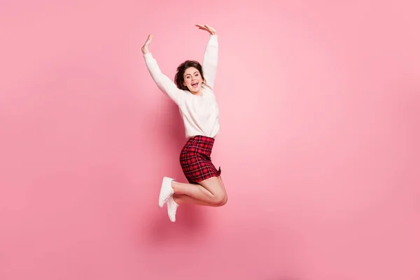 フルボディプロフィールサイド写真の若い女の子幸せな笑顔ジャンプアップ喜び勝利拳手孤立したピンク色の背景 — ストック写真