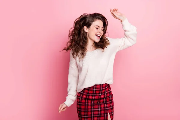 Photo de jeune fille attrayante excité heureux sourire positif cheveux ondulés isolés sur fond de couleur rose — Photo