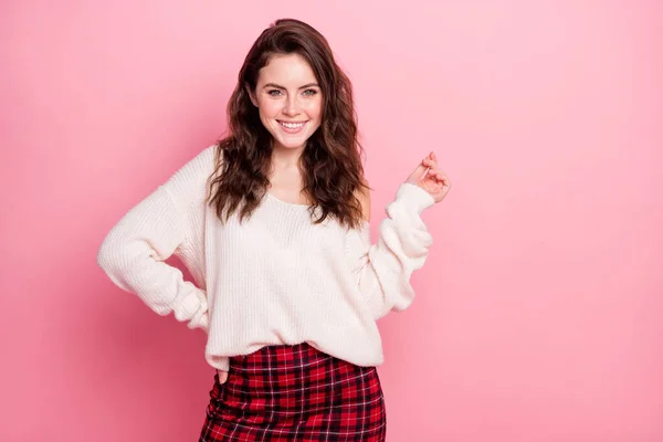 Foto de chica atractiva joven feliz sonrisa dentada positiva pelo rizado aislado sobre fondo de color rosa —  Fotos de Stock