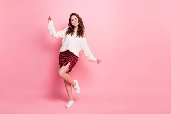 フルサイズ写真の若い魅力的な女の子幸せな正笑顔服魅力的な衣装隔離されたピンク色の背景 — ストック写真